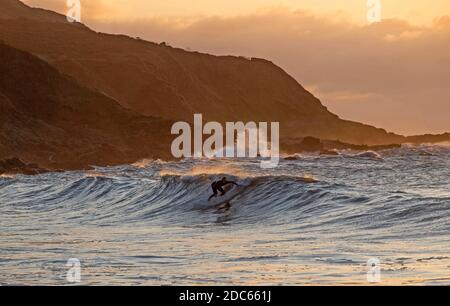 Langland Bay, Swansea, Großbritannien. November 2020. Surfer genießen das Wasser in Langland Bay in der Nähe von Swansea heute Morgen kurz nach Sonnenaufgang. Quelle: Phil Rees/Alamy Live News Stockfoto