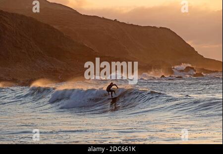 Langland Bay, Swansea, Großbritannien. November 2020. Surfer genießen das Wasser in Langland Bay in der Nähe von Swansea heute Morgen kurz nach Sonnenaufgang. Quelle: Phil Rees/Alamy Live News Stockfoto