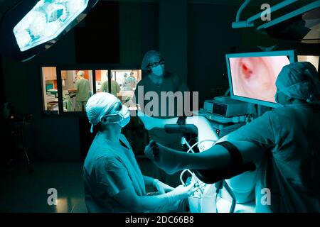 Gynäkologe während der laparoskopischen Operation im Operationssaal eines Krankenhaus Stockfoto