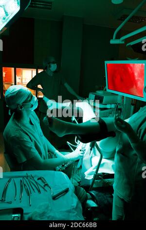 Gynäkologe während der laparoskopischen Operation im Operationssaal eines Krankenhaus Stockfoto