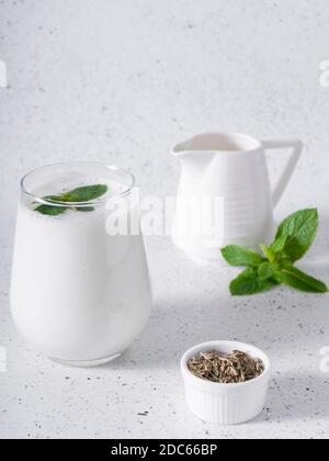 Indische kalte Getränke salzig Lassi. Es wird auf der Basis von Joghurt mit dem Zusatz von Wasser, Salz, Zucker, Gewürzen, Obst und Eis durch schnelles Schlagen vorbereitet. Stockfoto