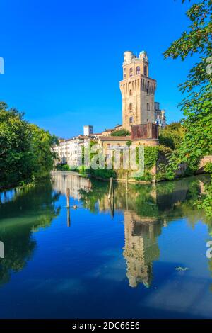 Ansicht des Museums des Astronomischen Observatoriums von Padua, das im Fluss reflektiert wird, Padua, Venetien, Italien, Europa Stockfoto