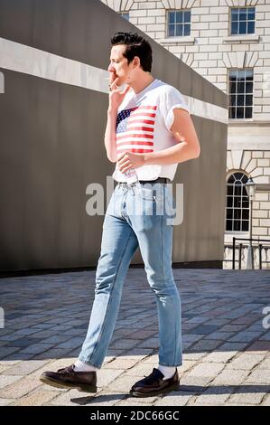 Ein echter Querschnitt von verschiedenen Modearbeitern kommt an, um an den Modenschauen der London Fashion Week 2009 im Somerset House teilzunehmen. Stockfoto