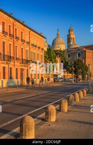 Blick auf die Basilika Santa Giustina, sichtbar von Prato della Valle während der goldenen Stunde, Padua, Venetien, Italien Stockfoto