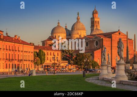 Blick auf die Basilika Santa Giustina, sichtbar von Prato della Valle während der goldenen Stunde, Padua, Venetien, Italien Stockfoto