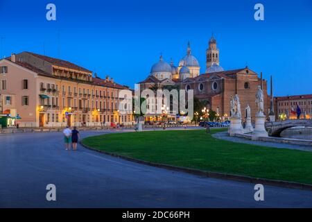 Blick auf Prato della Valle und Santa Giustina Basilika in der Abenddämmerung sichtbar, Padua, Venetien, Italien Stockfoto