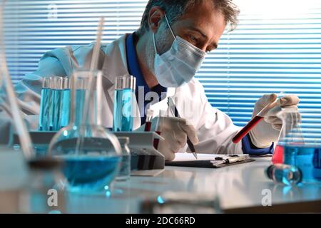 Biochemiker analysiert Blutproben im Testraum. Horizontale Zusammensetzung. Vorderansicht. Stockfoto