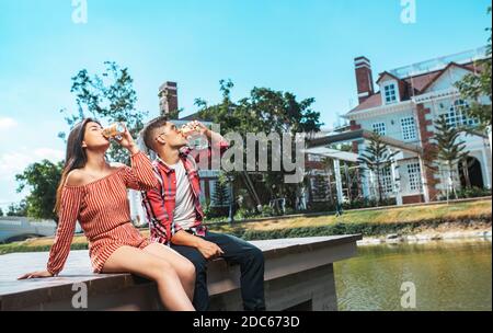 Bier-Party - Junges Paar genießen heißen Sommertag auf einer Dachparty, trinken Ganzberg Bier und Spaß haben Stockfoto