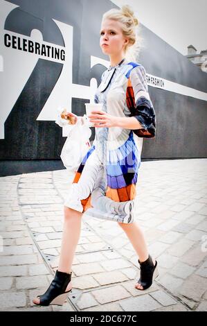 Ein echter Querschnitt von verschiedenen Modearbeitern kommt an, um an den Modenschauen der London Fashion Week 2009 im Somerset House teilzunehmen. Stockfoto