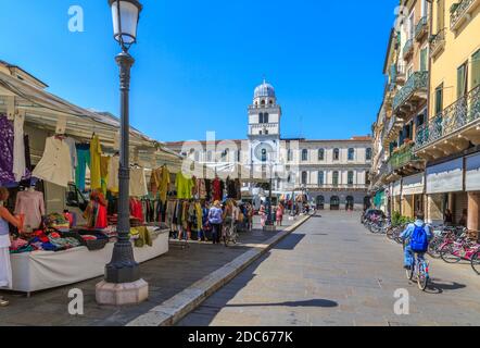 Blick auf Torre Dell'Orologio und Marktstände auf der Piazza dei Signori, Padua, Venetien, Italien Stockfoto