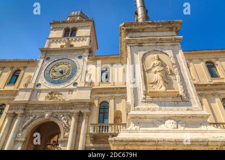 Blick auf die verzierte Fassade des Torre Dell'Orologio auf der Piazza dei Signori, Padua, Venetien, Italien Stockfoto