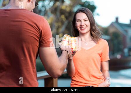 Bier-Party - Junges Paar genießen heißen Sommertag auf einer Dachparty, trinken Ganzberg Bier und Spaß haben Stockfoto