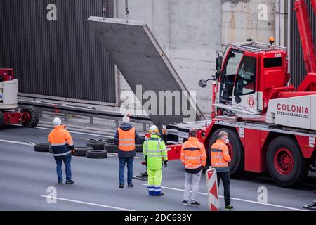 Köln, Deutschland. November 2020. Eine zweite entfernte Betonplatte wird auf die A3 geladen. Knapp eine Woche nachdem eine Betonplatte auf den A3 auf das Auto einer 66-jährigen Kölnerin gefallen ist, werden nun sechs weitere entfernt. Auch sie könnten potenziell gefährlich sein. Weil diese Platten auch falsch befestigt wurden. Quelle: Rolf Vennenbernd/dpa/Alamy Live News Stockfoto