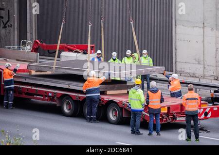 Köln, Deutschland. November 2020. Eine zweite entfernte Betonplatte wird auf einen Tieflader am A3 geladen. Knapp eine Woche nachdem eine Betonplatte auf den A3 auf das Auto einer 66-jährigen Kölnerin gefallen ist, werden nun sechs weitere entfernt. Auch sie könnten potenziell gefährlich sein. Weil diese Platten auch falsch fixiert wurden. Quelle: Rolf Vennenbernd/dpa/Alamy Live News Stockfoto