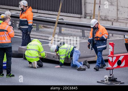 Köln, Deutschland. November 2020. Polizisten der Kriminalpolizei untersuchen eine zweite entfernte Betonplatte auf der A3. Kaum eine Woche, nachdem eine Betonplatte auf dem A3 auf das Auto einer 66-jährigen Kölnerin gefallen ist, werden jetzt sechs weitere entfernt. Auch sie könnten potenziell gefährlich sein. Weil diese Platten auch falsch fixiert wurden. Quelle: Rolf Vennenbernd/dpa/Alamy Live News Stockfoto