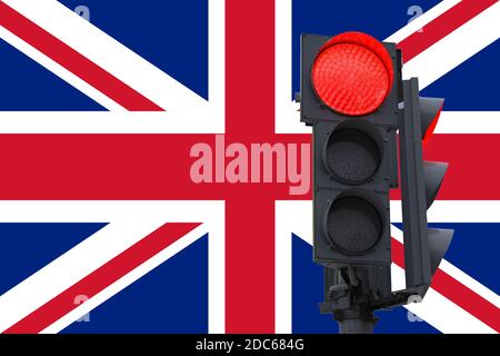 Ampel mit brennendem Verbotssignal. Auf dem Hintergrund der Flagge Großbritanniens. Stockfoto