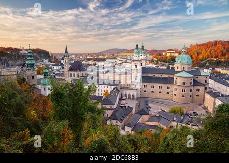 Salzburg, Österreich. Stadtbild von Salzburg, Österreich mit Salzburger Dom bei Herbstuntergang. Stockfoto