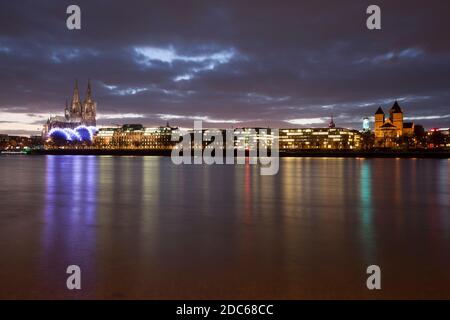 Blick vom Stadtteil Deutz auf den Dom, das Theater Musical Dome und die Kirche St. Kunibert, Rhein, Köln, Deutschland. Blick von Deutz zum Dom, Ze Stockfoto