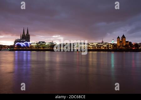 Blick vom Stadtteil Deutz auf den Dom, das Theater Musical Dome und die Kirche St. Kunibert, Rhein, Köln, Deutschland. Blick von Deutz zum Dom, Ze Stockfoto
