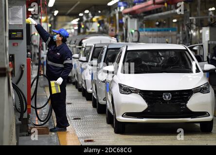 (201119) -- PEKING, 19. November 2020 (Xinhua) -- EIN Mann arbeitet in einer Werkstatt des Hefei-Werks von Changan Automobile in der High-Tech-Entwicklungszone der Industrie in Hefei, ostchinesische Provinz Anhui, 26. Februar 2020. (Xinhua/Zhou Mu) Stockfoto