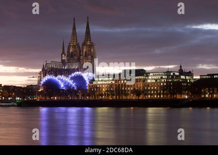 Blick vom Stadtteil Deutz auf den Dom, das Theater Musical Dome und das Bürogebäude Neue Direktion, Rhein, Köln, Deutschland. Blick von De Stockfoto