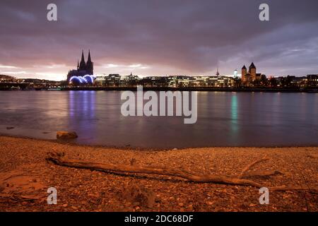 Blick vom Stadtteil Deutz auf den Dom, das Theater Musical Dome und die Kirche St. Kunibert, Rhein, Köln, Deutschland. Blick von Deutz zum Dom, Ze Stockfoto