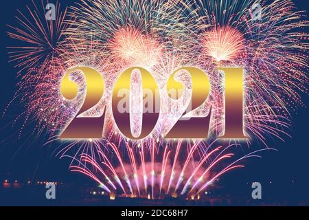 Neujahr mit Feuerwerk 2021.Frohes neues Jahr 2021.Nummer 2021 im modernen Konzept. Text 2021. Stockfoto