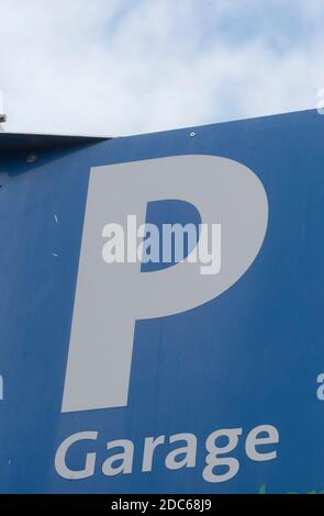 schild und Symbol für ein Parkhaus in der Stadt Stockfoto