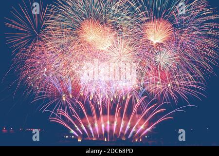 Stoßen Sie mit Feuerwerk auf das neue Jahr an Stockfoto