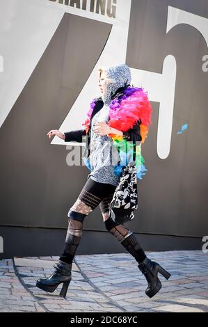 Ein echter Querschnitt von verschiedenen Modearbeitern kommt an, um an den Modenschauen der London Fashion Week 2009 im Somerset House teilzunehmen. Stockfoto