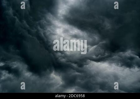 Dramatische Gewitterwolken zum Dunklen Himmel.Dunkler Himmel und schwarze Wolken, dramatische Gewitterwolken vor Regen. Stockfoto