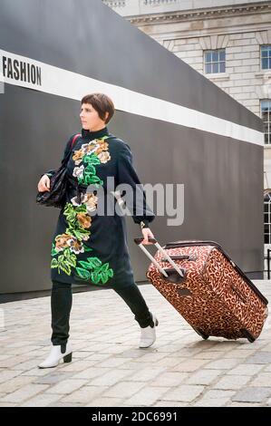 Ein echter Querschnitt von verschiedenen Modearbeitern kommt an, um an den Modenschauen der London Fashion Week 2009 im Somerset House teilzunehmen. Stockfoto