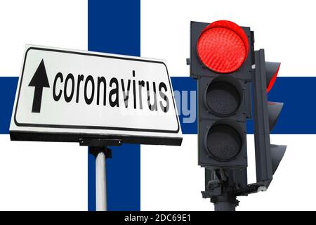 Ampel mit brennendem Verbotssignal. Auf dem Hintergrund der Flagge Finnlands. Stockfoto