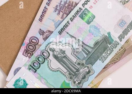 Russisches Geld ist auf dem Umschlag. Papierrechnungen von fünfhunderttausend Rubel. Ein Stapel von Banknoten für die Zahlung von Renten, Löhnen, Leistungen Stockfoto