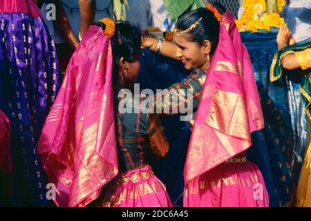 Zwei glückliche indische Frauen in traditioneller Kleidung während ...