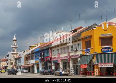 Regenwolken über der Geylang Road und der Khadijah Moschee (Masjid Khadijah) in Geylang, Singapur, traditionell ein muslimisches / malaiisches Viertel der Stadt Stockfoto