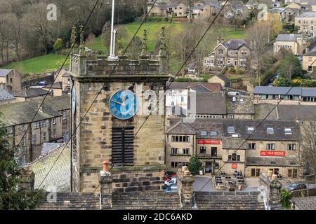 Erhöhte Ansicht der Uhr und des Turms der heiligen dreifaltigkeitskirche, holmfirth Stockfoto