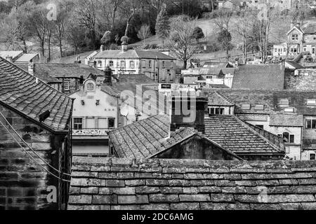 Kontrastreiches monochromes Bild von Dächern in holmfirth mit dem Bildzentrum Und das alte Brückenhotel Stockfoto