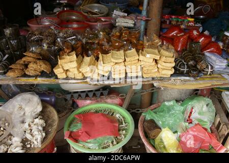 Obst und Gemüse bereit für den Kochtopf in einem vietnamesischen Marktstand. Stockfoto