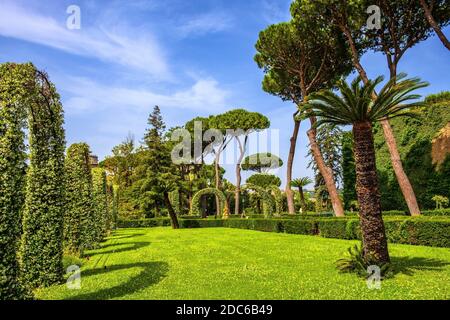 ROM, Vatikanstadt/Italien - 2019/06/15: Gassen des französischen Gartenteils der Vatikanischen Gärten im Staat Vatikanstadt Stockfoto