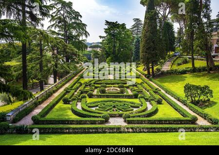 ROM, Vatikanstadt/Italien - 2019/06/15: Italienischer Gartenteil der Vatikanischen Gärten im Staat Vatikanstadt Stockfoto