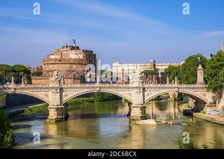 ROM, Italien - 2019/06/15: Panoramablick auf Rom mit der Engelsburg - Engelsburg - und der Brücke Ponte Vittorio Emmanuele II über den Tiber Stockfoto