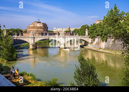 ROM, Italien - 2019/06/15: Panoramablick auf Rom mit der Engelsburg - Engelsburg - und der Brücke Ponte Vittorio Emmanuele II über den Tiber Stockfoto