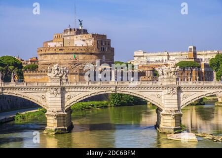 ROM, Italien - 2019/06/15: Panoramablick auf Rom mit der Engelsburg - Engelsburg - und der Brücke Ponte Vittorio Emmanuele II über den Tiber Stockfoto