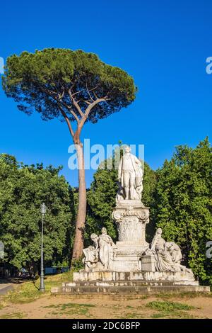 ROM, Italien - 2019/06/16: Wolfgang Goethe-Denkmal von Valentino Casali auf der Piazza di Siena innerhalb des Parkkomplexes Villa Borghese in der KIS Stockfoto