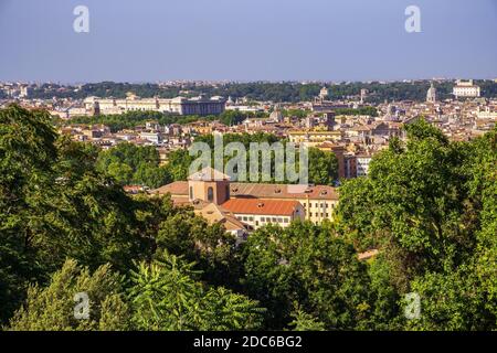 ROM, Italien - 2019/06/15: Panoramaaussicht auf das Stadtzentrum von Rom vom Hügel Janiculum - Gianicolo - im Viertel Trastevere in Rom aus Stockfoto