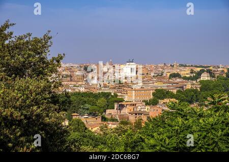 ROM, Italien - 2019/06/15: Panoramaaussicht auf das Stadtzentrum von Rom vom Hügel Janiculum - Gianicolo - im Viertel Trastevere in Rom aus Stockfoto