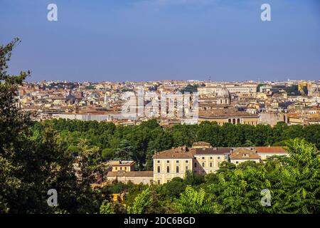 ROM, Italien - 2019/06/15: Panoramaaussicht auf das Stadtzentrum von Rom vom Hügel Janiculum - Gianicolo - im Viertel Trastevere in Rom aus Stockfoto