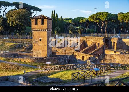 ROM, Italien - 2019/06/16: Archäologische Stätte, Überreste der antiken römischen Arena Circus Maximus - Circo Massimo Stockfoto