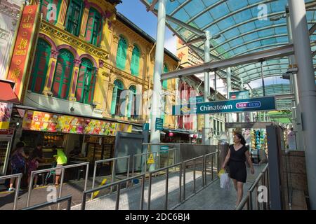 Eingang zur Chinatown MRT Station in Chinatown, Singapur, an der Pagoda Street, flankiert von renovierten, malerischen chinesischen Ladenhäusern Stockfoto